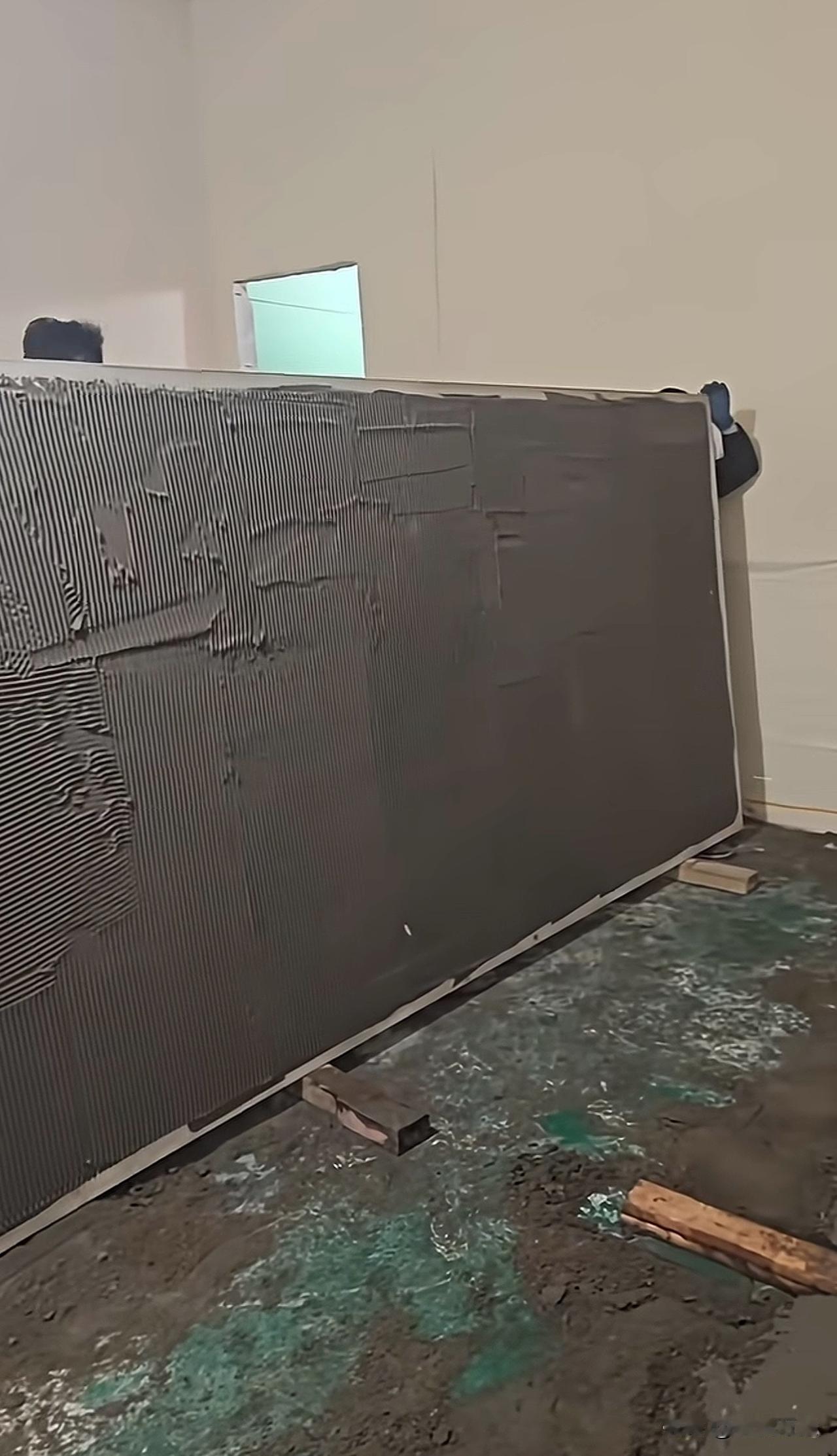 第一块砖就碎了[无奈吐舌]我心也跟着碎了