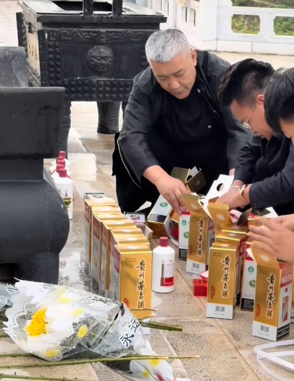 “震远三哥”豪横且令人佩服，受老战士委托悼念战友。带四箱茅台，共24瓶茅台酒，