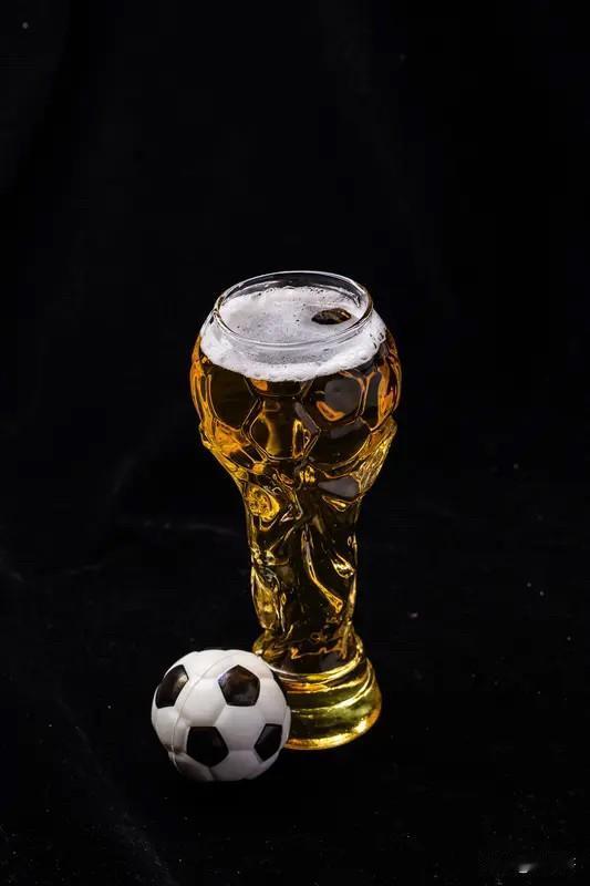 今天闹个天大的笑话，早上朋友发个世界杯🏆足球彩票，准备买的，我就在厨房问
