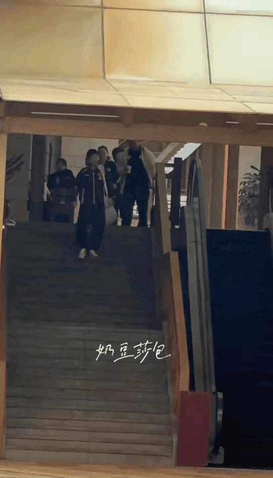 2月3日一大早，莎莎就上训去了！今天一大早，天色还没有完全亮起来，吃完早餐的莎