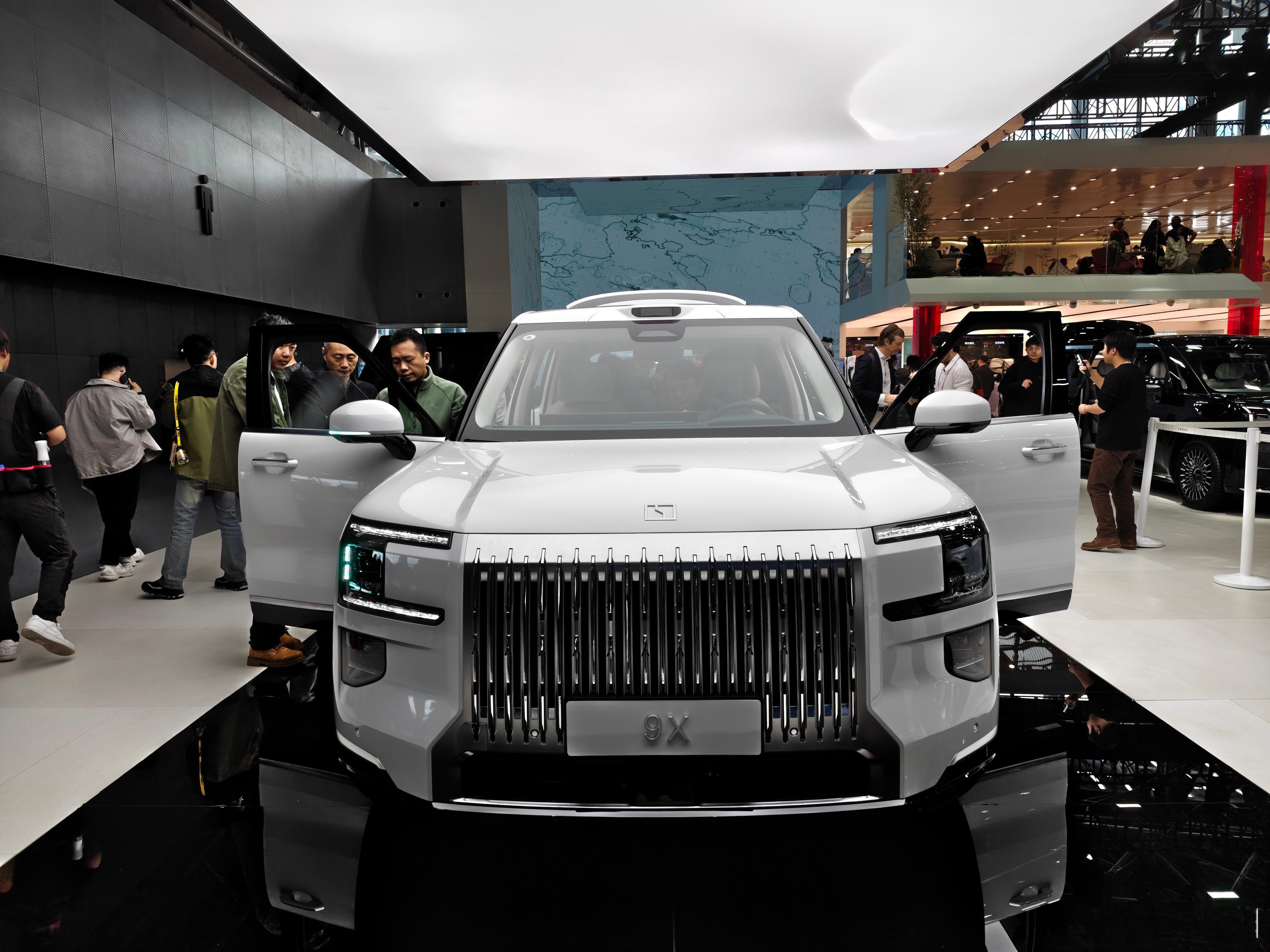 在极氪展台，极氪9X根本挤不上去，Hyper版还没有展示但据说上市很快了，只能委