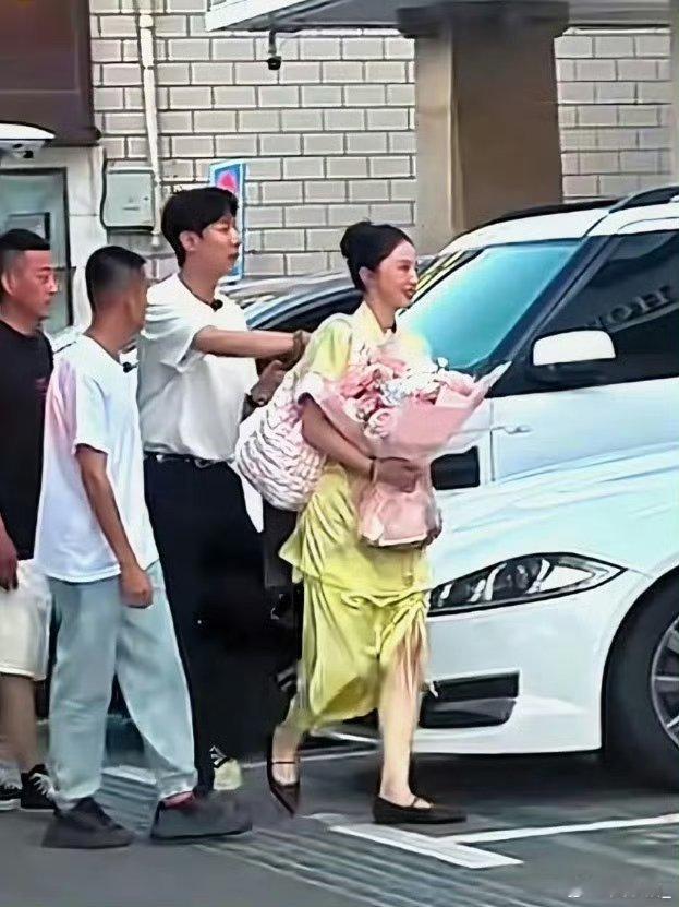 原来他早就发过全家福了当时还以为发的是明星合照​​​🤔​​​