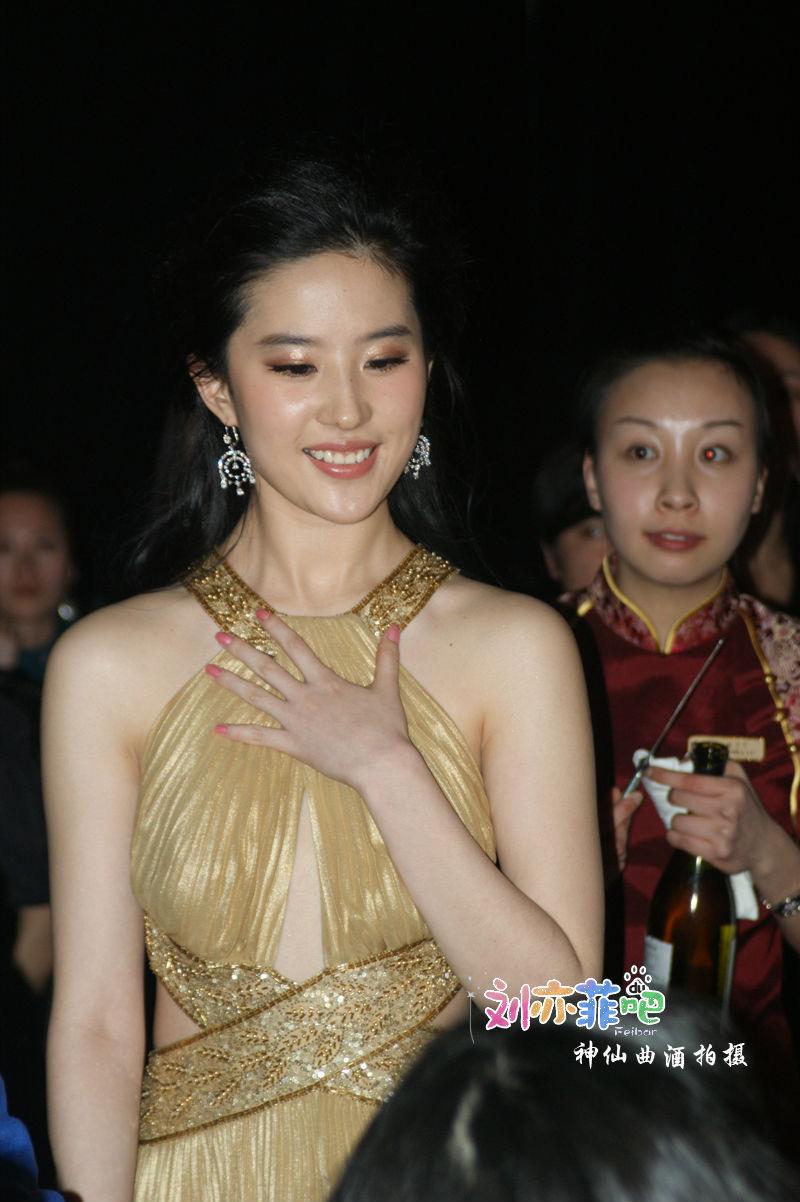 刘亦菲漏胸装，小胸。刘亦菲漏胸装，小胸