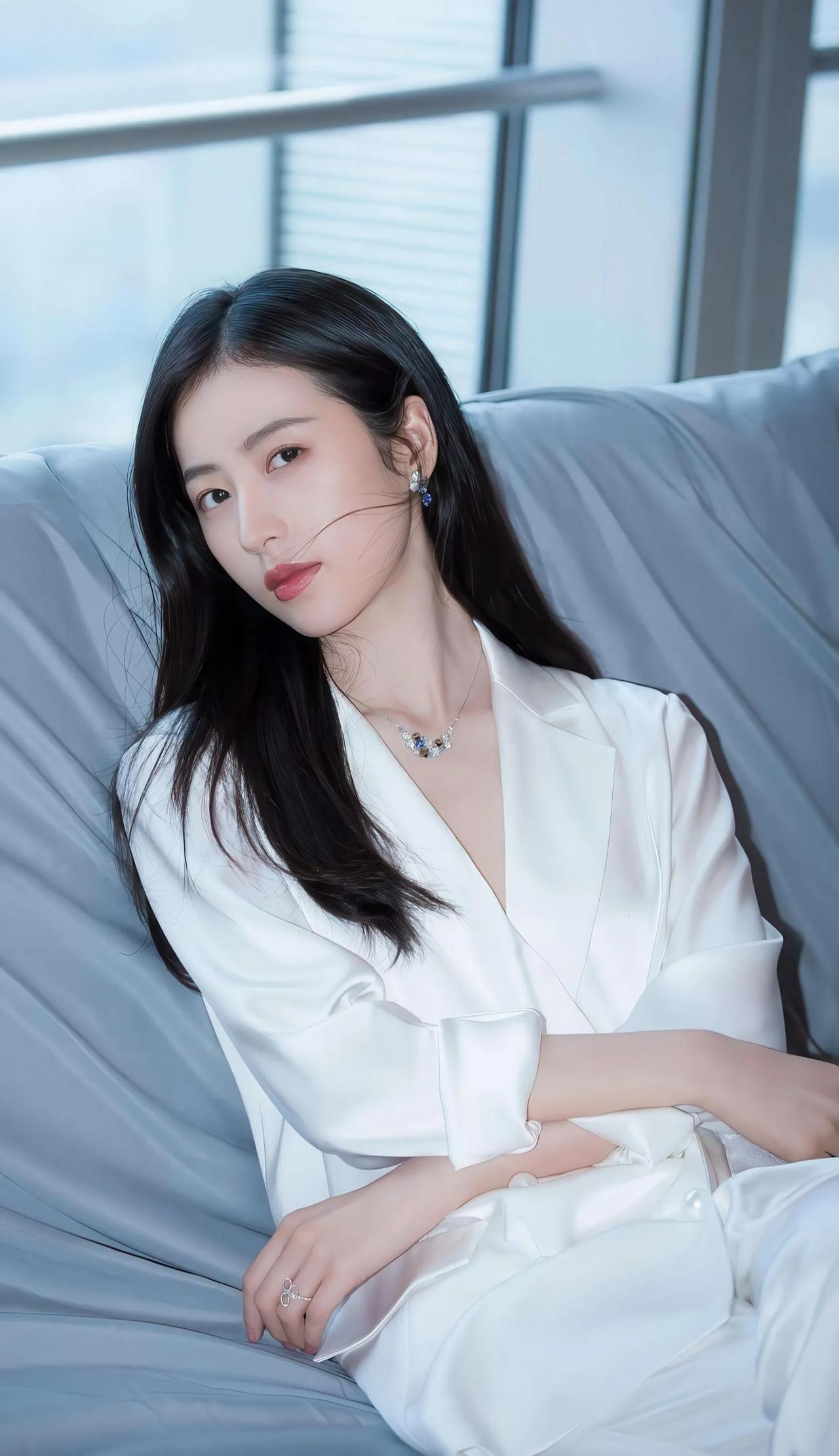 静坐窗边，是一种治愈的享受。