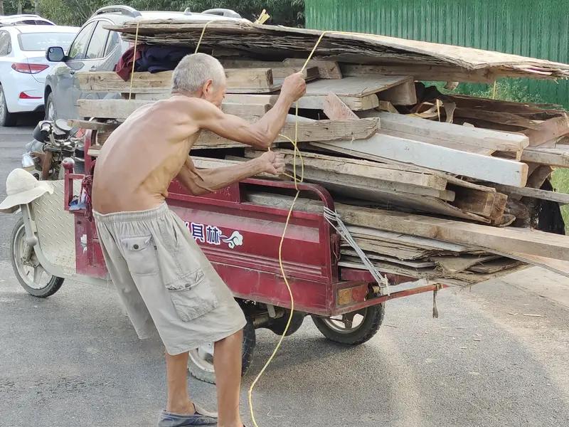 8月23日，河南开封一位白发苍苍、脊背佝偻的拾荒大爷，特意跑了两趟，给一家理发店