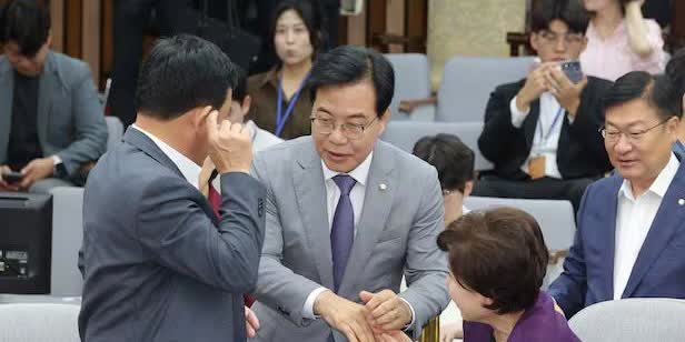 15日韩国国民力量党代理党首兼院内代表宋彦锡，因参加反弹劾亲尹派集会遭到党内激烈