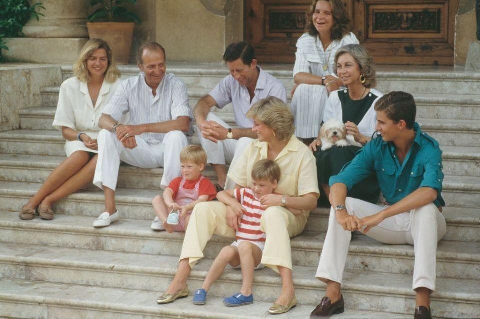 1986年西班牙王室和英国王室一起度假，多年以后再回首看这张照片，双方家庭都是貌