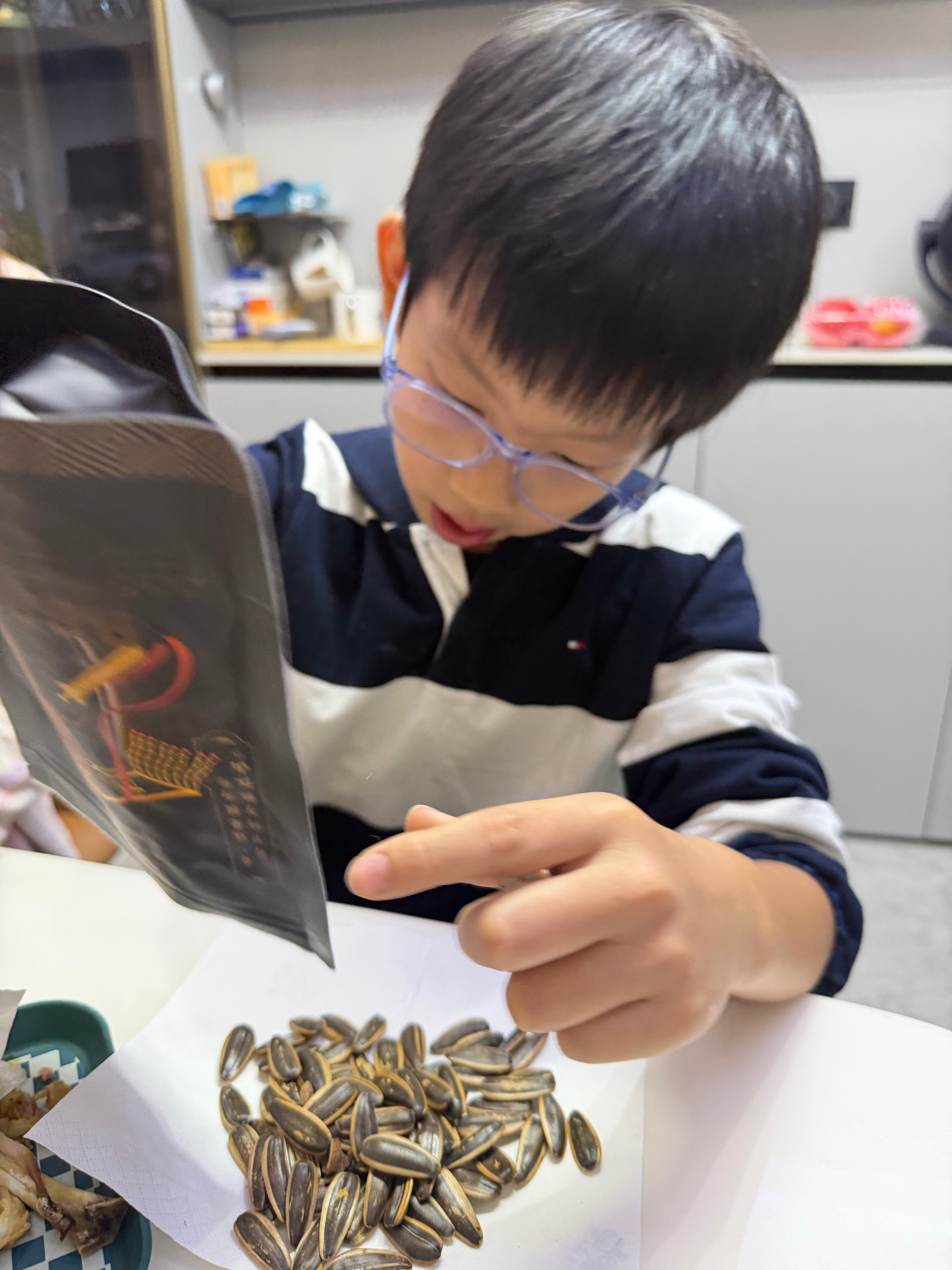 德国超市里买了包核桃味瓜子，但是这瓜子我吃过，很一般，最后我也没吃[捂脸哭]然后买