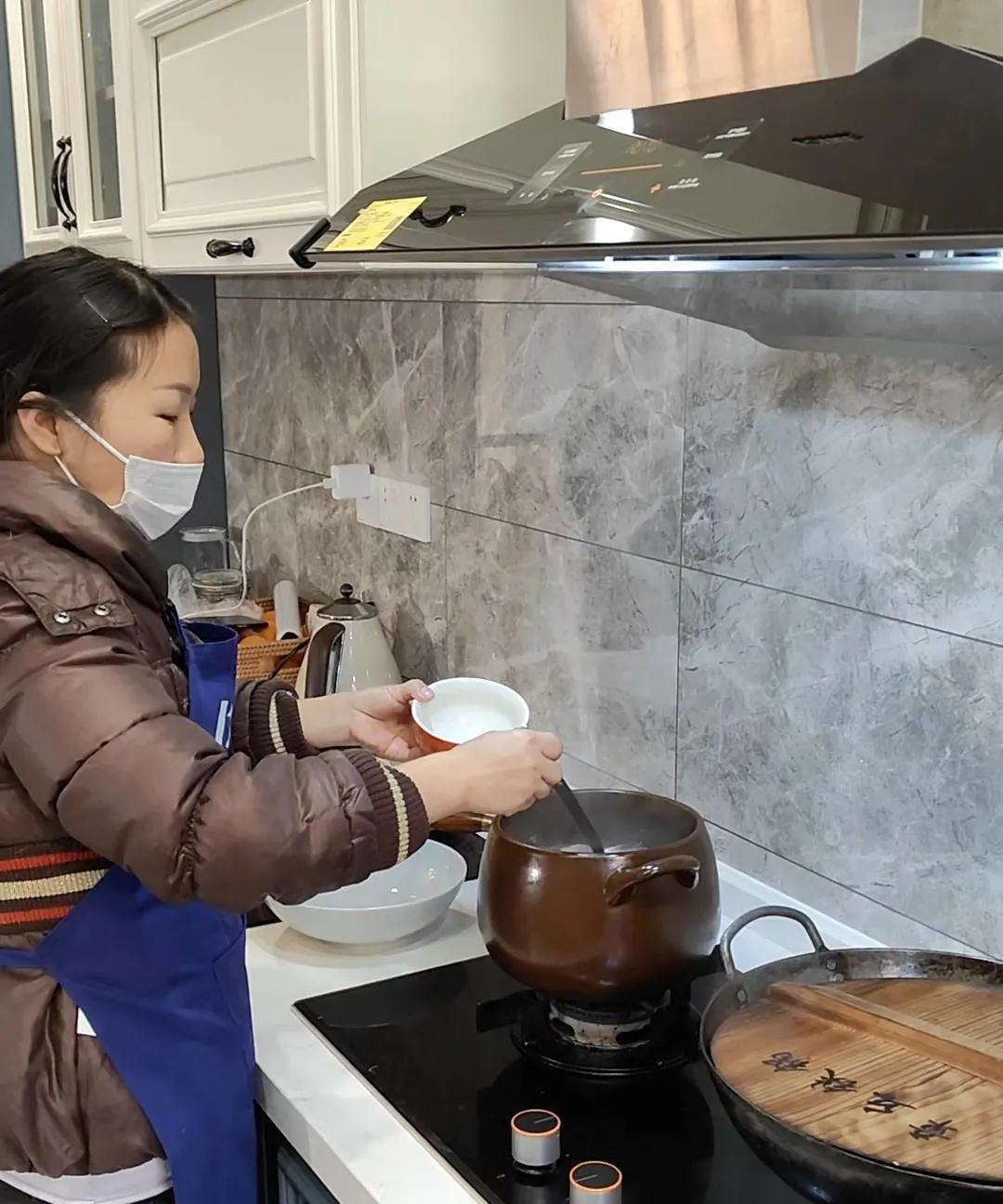 现在当婆婆竟然这么辛苦啊，听到邻居的诉说，我都有点怕了。我的邻居还是个高级教师