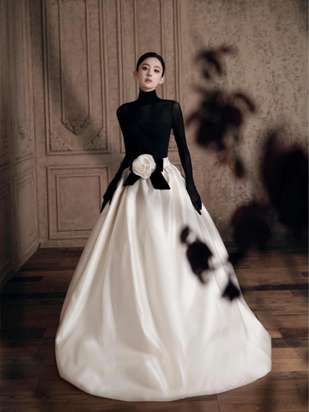 娜扎vogue造型娜扎今天vogue盛典造型来了，纯纯千金大小姐啊。娜扎黑白山茶