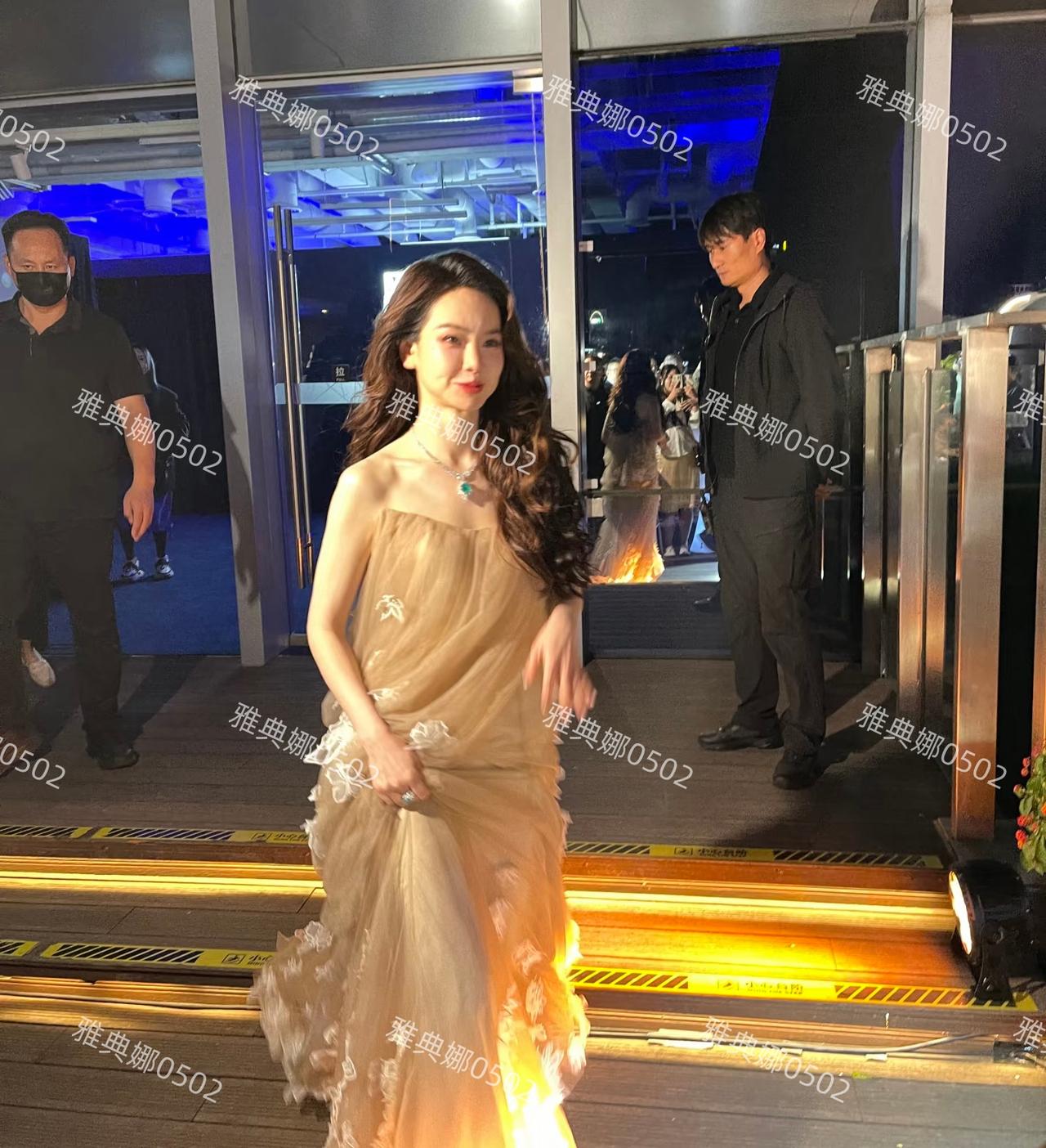 戚薇的美商越来越低了，她本来就不是那种皮贴骨的骨相美女，脸和五官都不够立体。上
