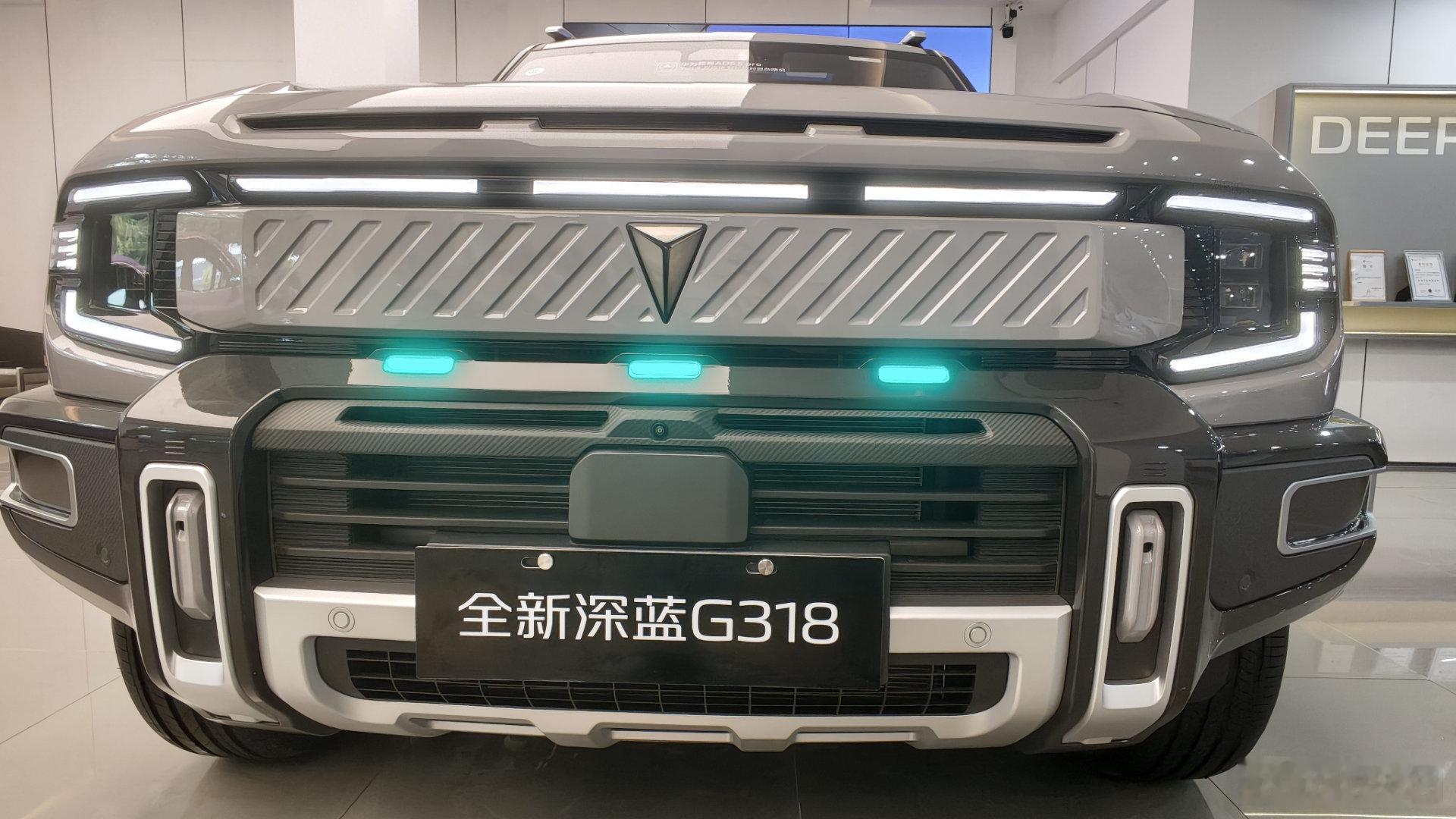 周末有空去店里试驾深蓝汽车G318，霸气前脸设计，硬派外观的方盒子G318，实车比图片亮多了，气场十