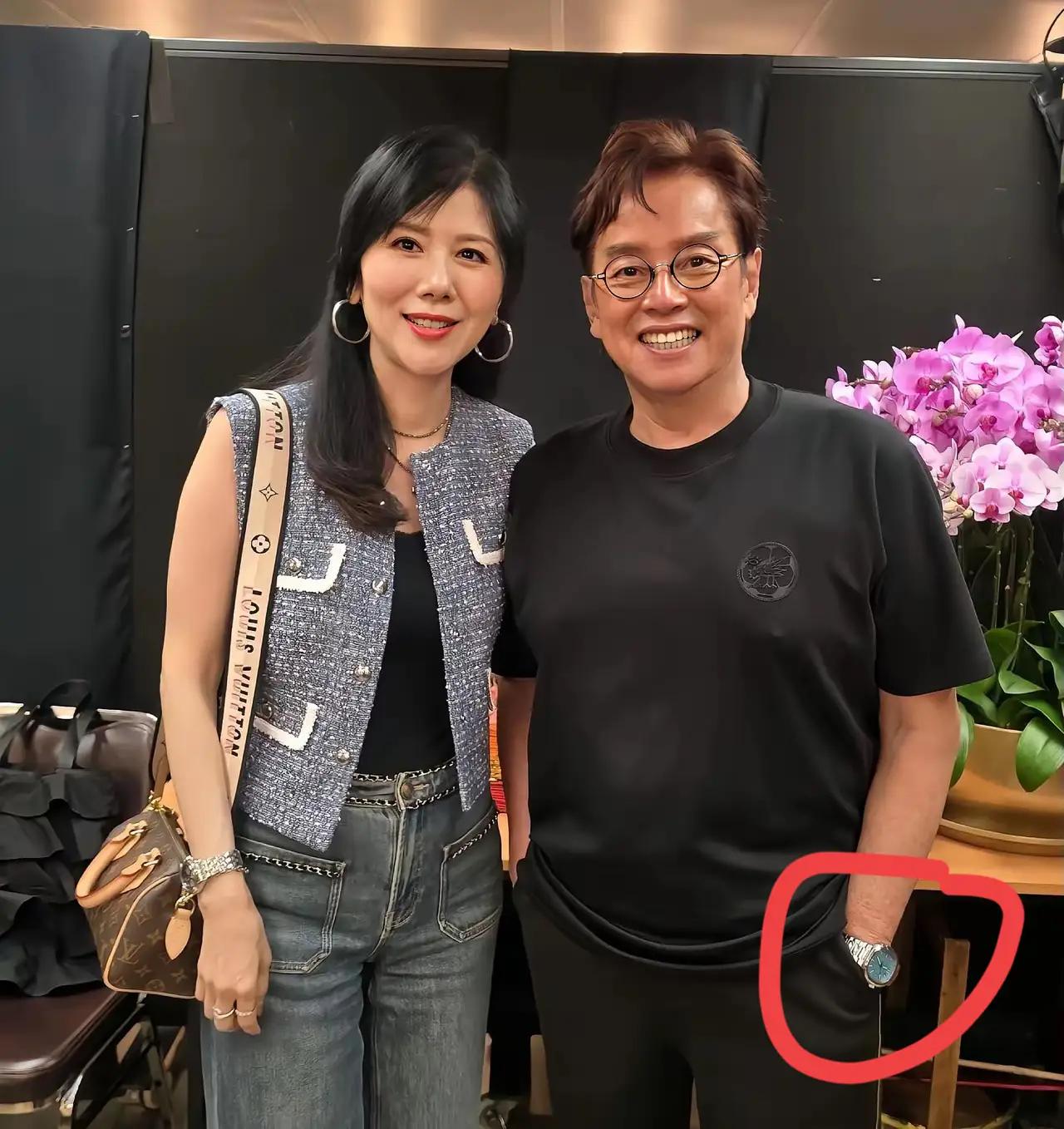 谭咏麟这大肚子明显是发福了，毕竟70多岁了，多了一些沧桑感，但是不妨碍她的发粉丝