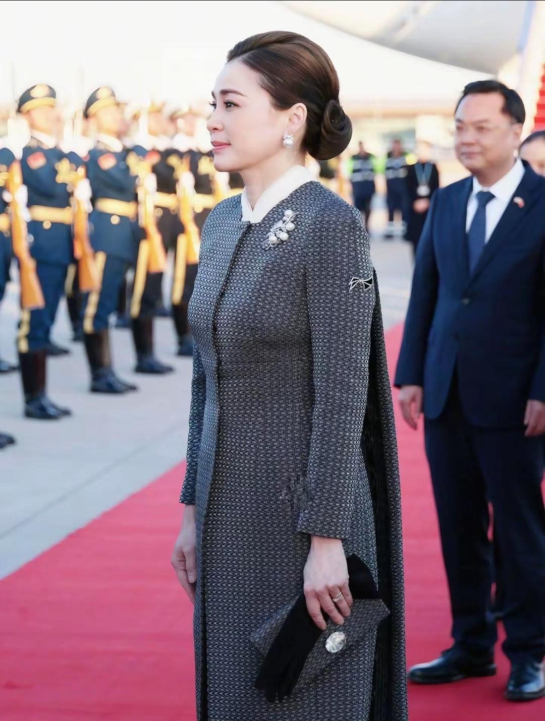 11月13日，47岁苏提达陪同泰国国王抵达中国了，苏提达真是光彩照人。苏提达