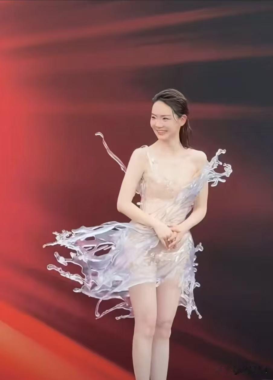 现在好了大家总算知道戚薇那条“水花裙”，不是靠滤镜做出来的。