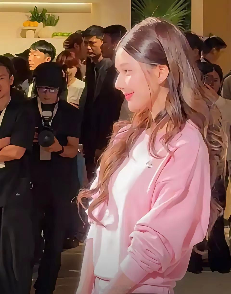 赵露思怎么越来越像一个假人了​​​