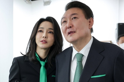 尹锡悦天塌了如今的处境对于尹锡悦来说非常不利，他在首次接受独立检察组调查时，历