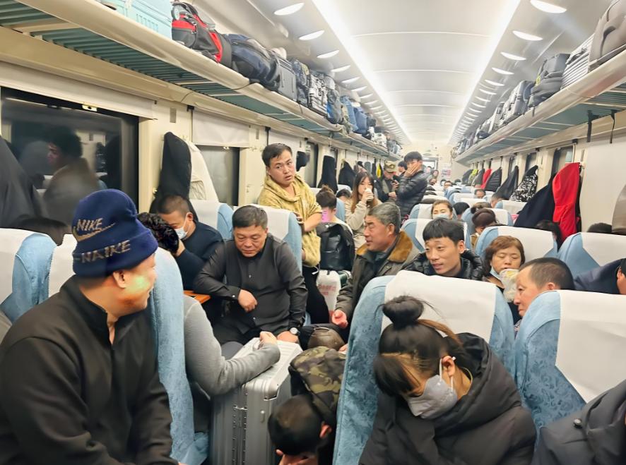 飞机没料到，高铁也意外，就连长途大巴都看走了眼——每年春运大幕拉开，最抢手的