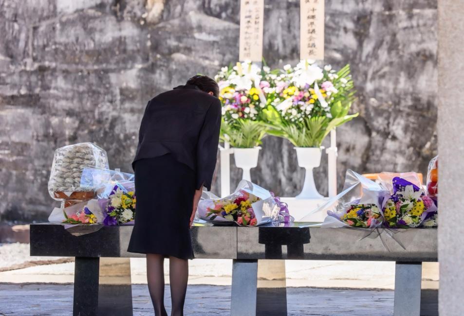 高市早苗突然变了！高市早苗一身黑衣到冲绳，反复提"和平"6月23日，日本首相
