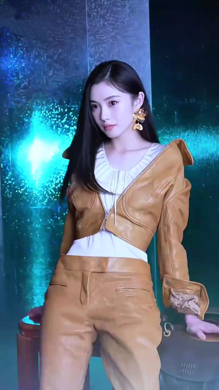 刘浩存纯白如玉，眉眼清澈灵动纯净柔媚，一颦一笑最纯粹的少女质感[比心][赞][送