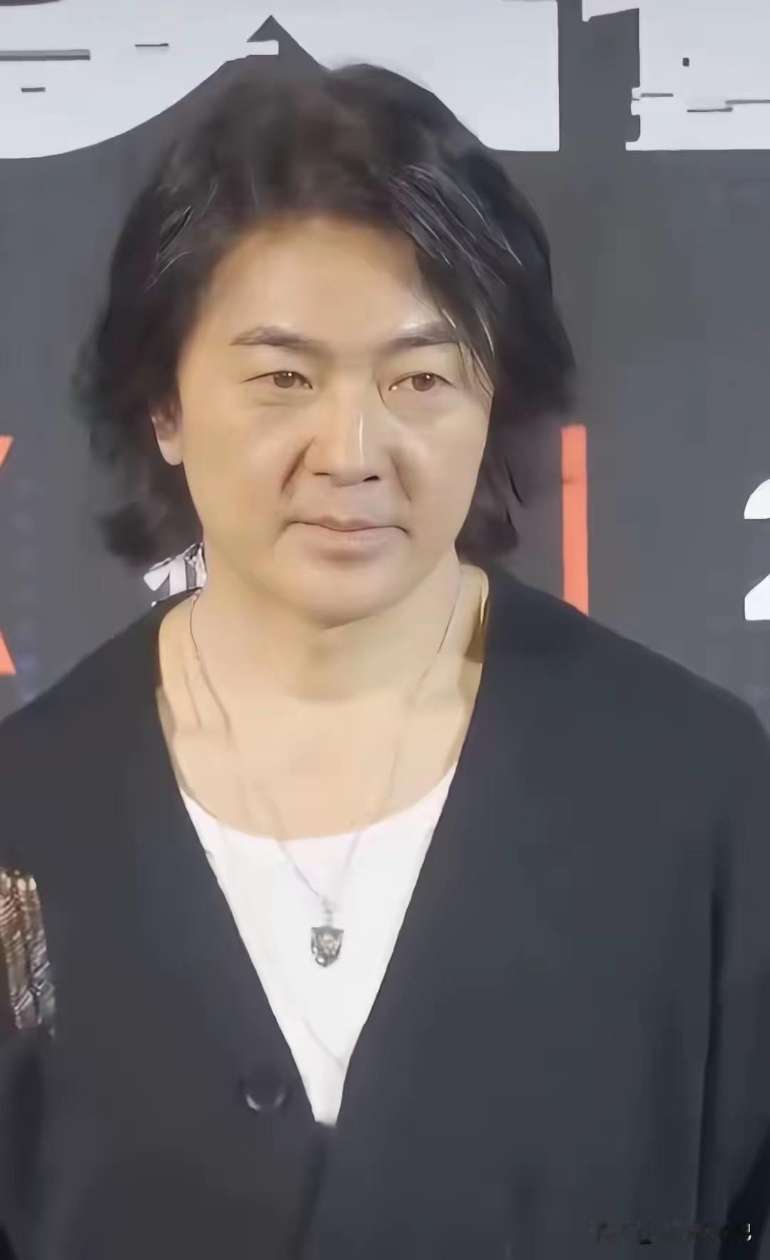 要是剪个短发，他真的很帅气的