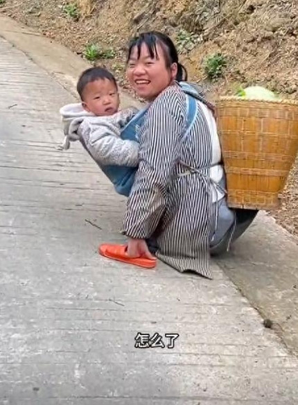 潸然泪下！”无腿女子卖菜养活两个孩子，6岁时为救母亲失去双腿，丈夫已病逝，初中为