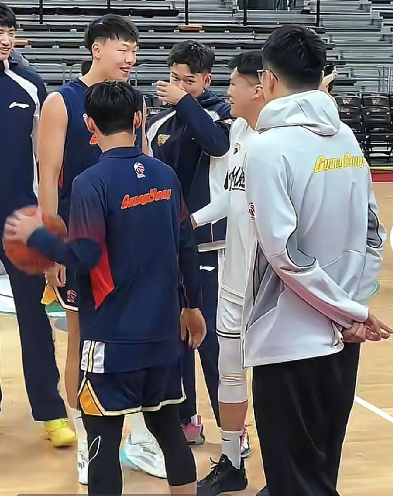 黄荣奇回归被亲朋好友围堵，曾繁日很难享受如此待遇，现场的女网红几乎泛滥成灾