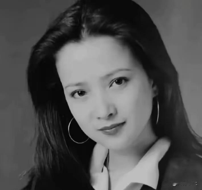 何晴走了，最让人挂心的有2件事！第一，儿子许何捧骨灰送最后一程。他穿黑衣戴