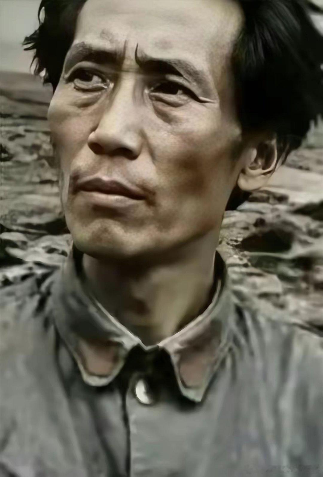 当我第一次看到这张照片，很震撼！这是伟人长征结束之后的影像，时年43岁，虽风霜刻