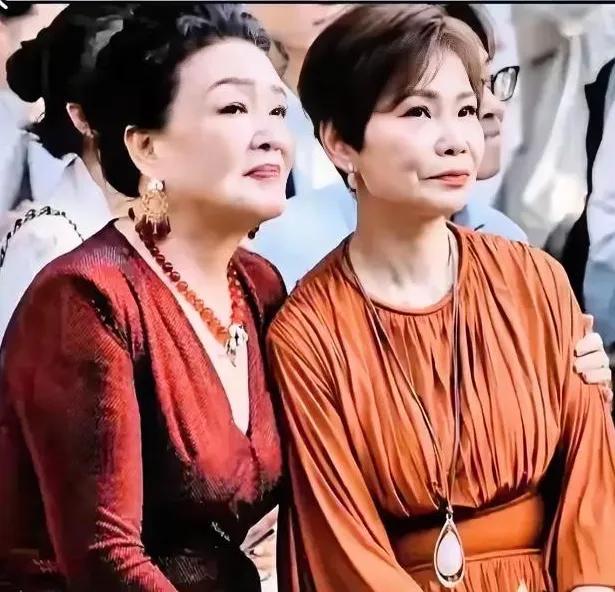 亲家两人，虽然张兰的年龄大些，但还是张兰有气场，这个女人挺让人佩服的。她身上的能