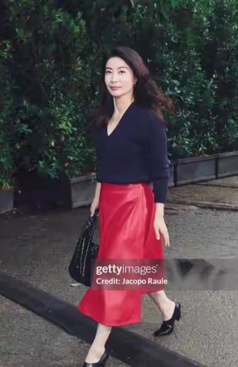郭晶晶这身打扮真漂亮，黑色的上衣配大红色的裙子，气质杠杠的，走路带风，特有的微笑