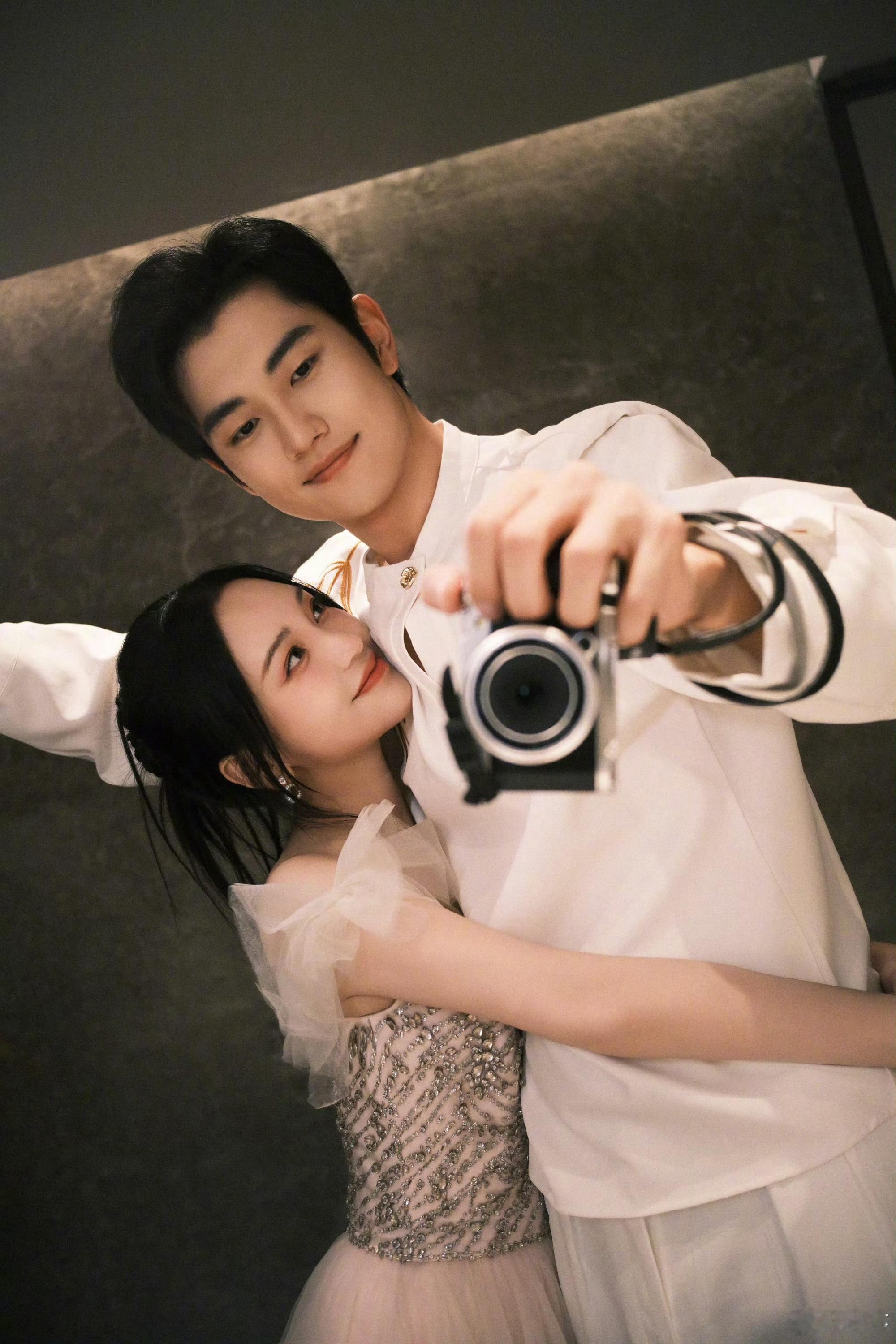 孙丞潇冰岛求婚金莎，诶呦真的好浪漫好甜！姐弟恋也可以很幸福的~金莎姐姐以后要一直