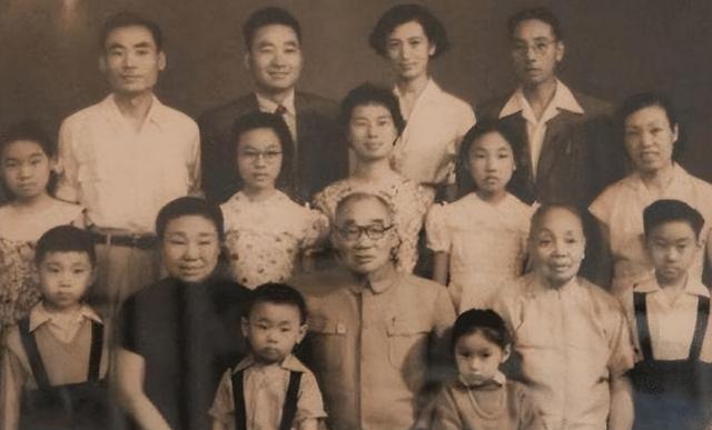 1957年，北大校长马寅初提出“计划生育”，顿时社会上舆论哗然。有人说：“他娶