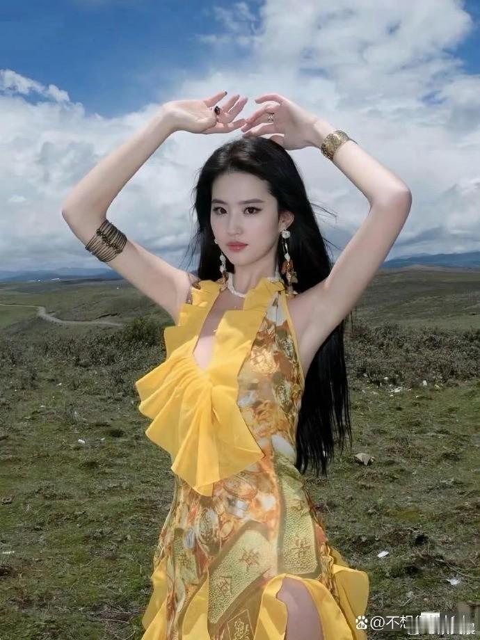 刘亦菲这身无敌了，白瘦美，眼神很有侵略性！