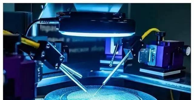 只需一个条件,芯片战争就会结束!彭博电视台主持人感慨:中方进步太神速。芯片封锁越