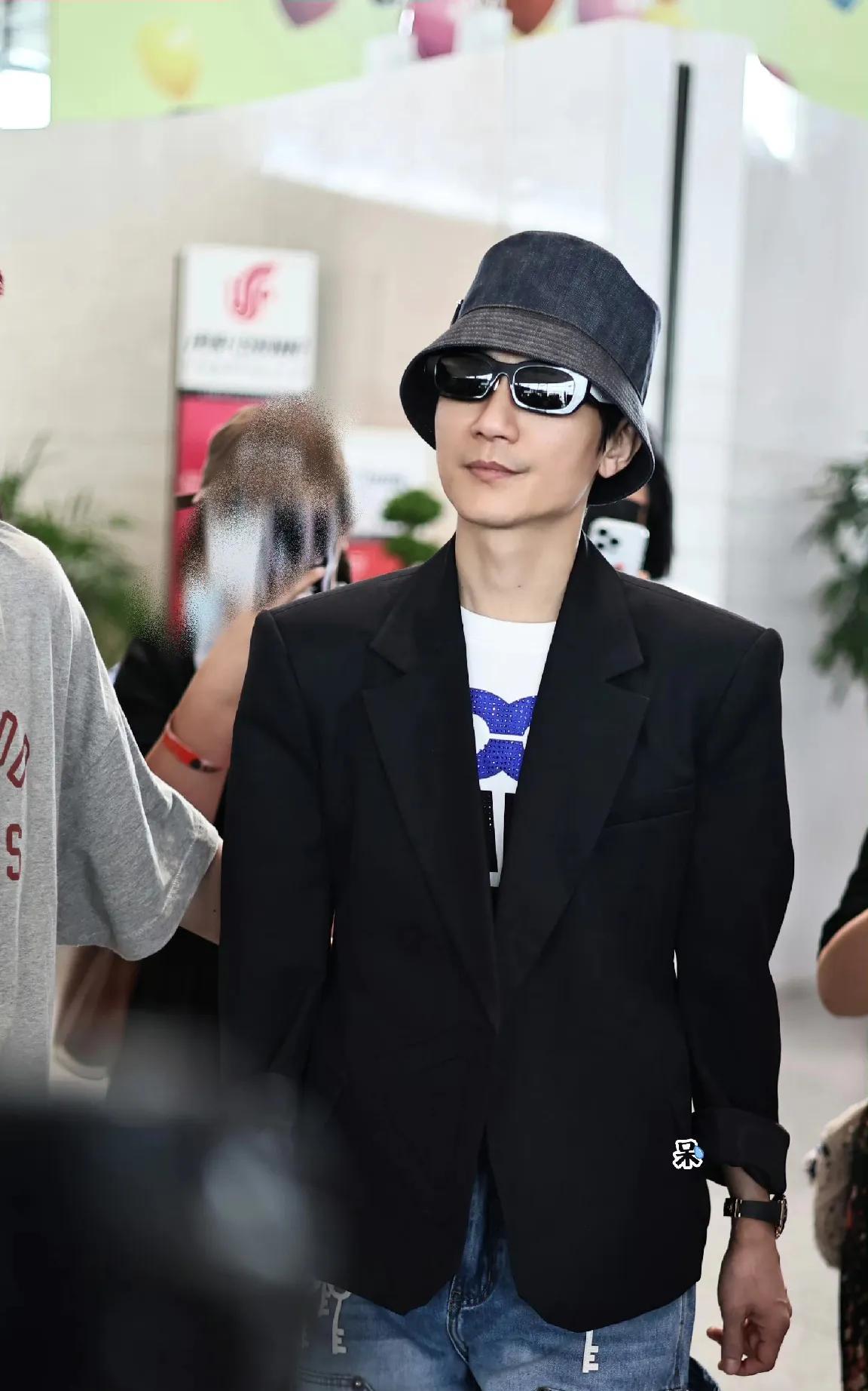 《歌手2025》第三场，陈楚生又出发了。又换了一套衣服，看上去好像又瘦了很多哦