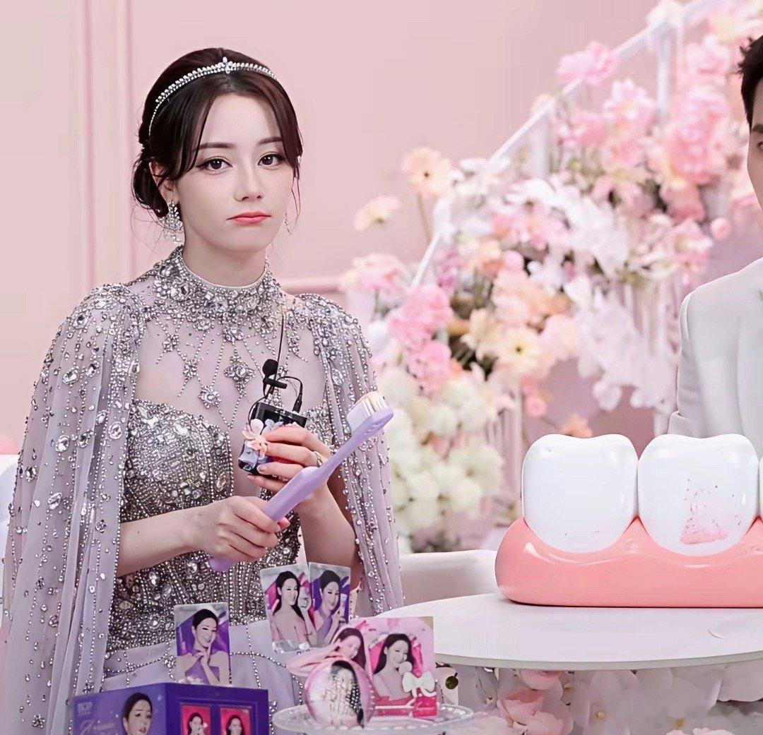 不是我说啊，迪丽热巴最新直播这个脸还是跟以前的一样啊，怎么之前她宣传新剧那会总有