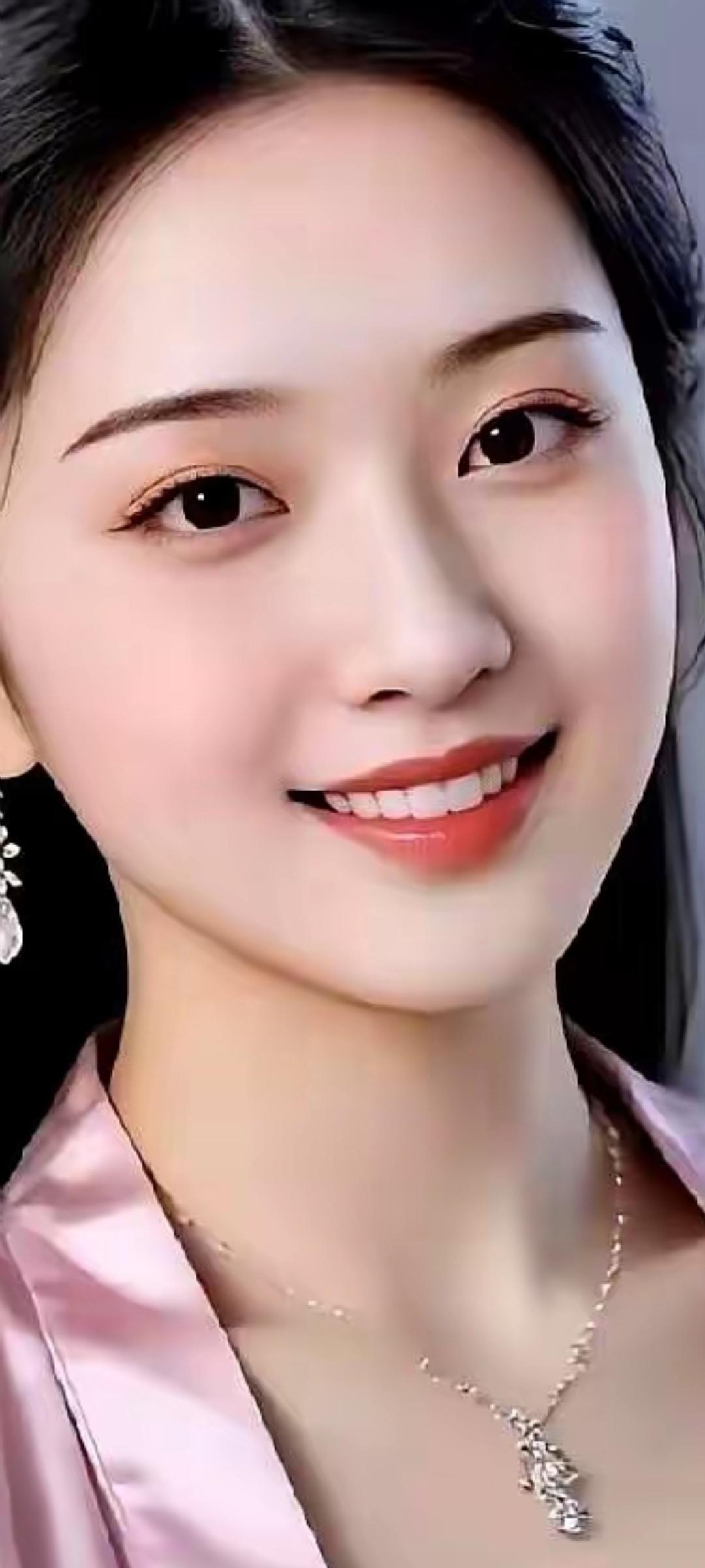 温柔微笑，闪耀耳环，粉色丝滑，优雅迷人