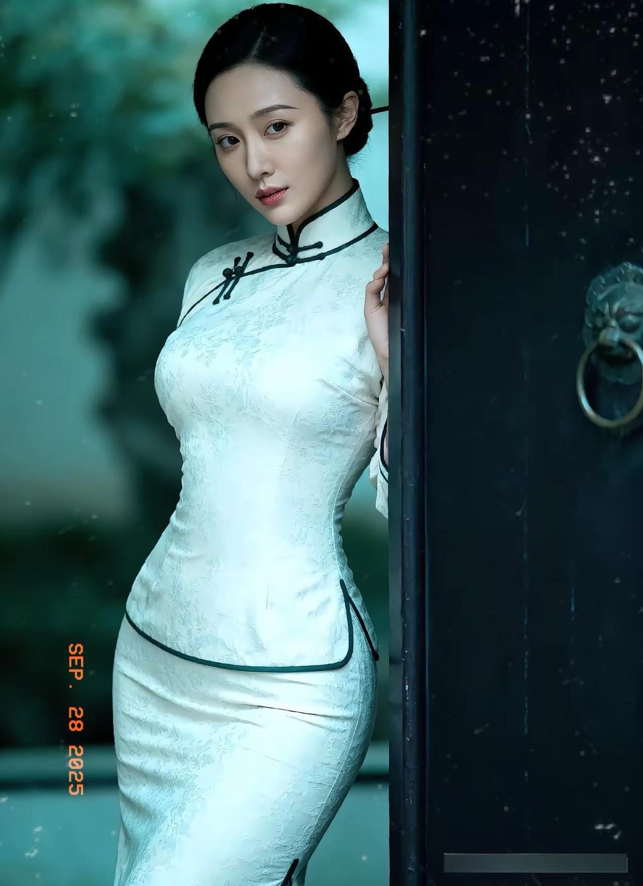 你穿这身旗袍太好看了！素雅的颜色把皮肤衬得好白，盘发也特显气质，整个人就像从画里