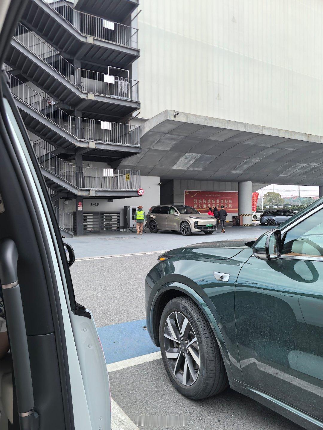 前方发来照片，嘉兴服务区理想5C超充站的工作人员已经就位，这顶棕色的帽子一看就是