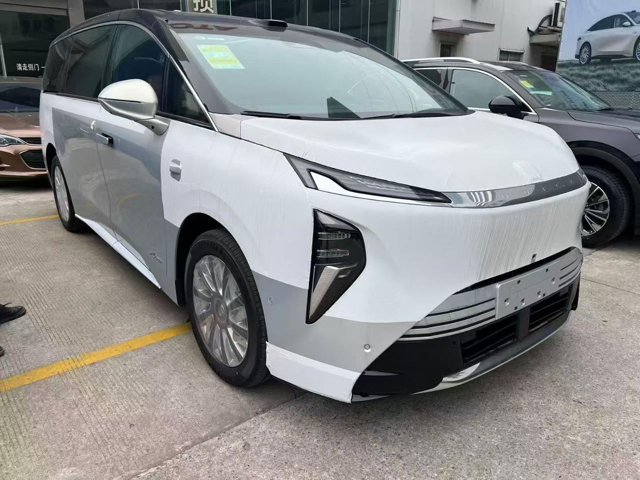 这款别克至境世家的外观看起来还是不错的，还有时尚的双色外观颜色。我发现激光雷达和