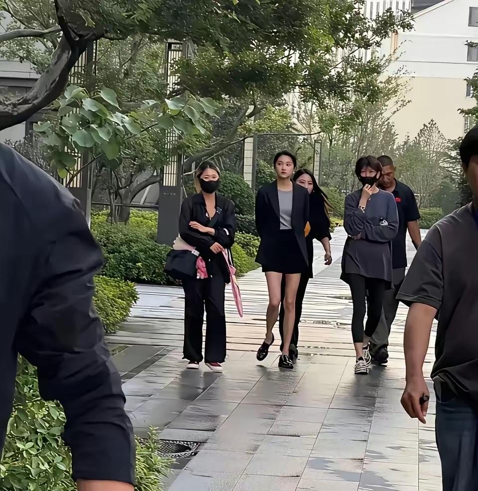 网友在小区偶遇一位名人​​​有人认识吗
