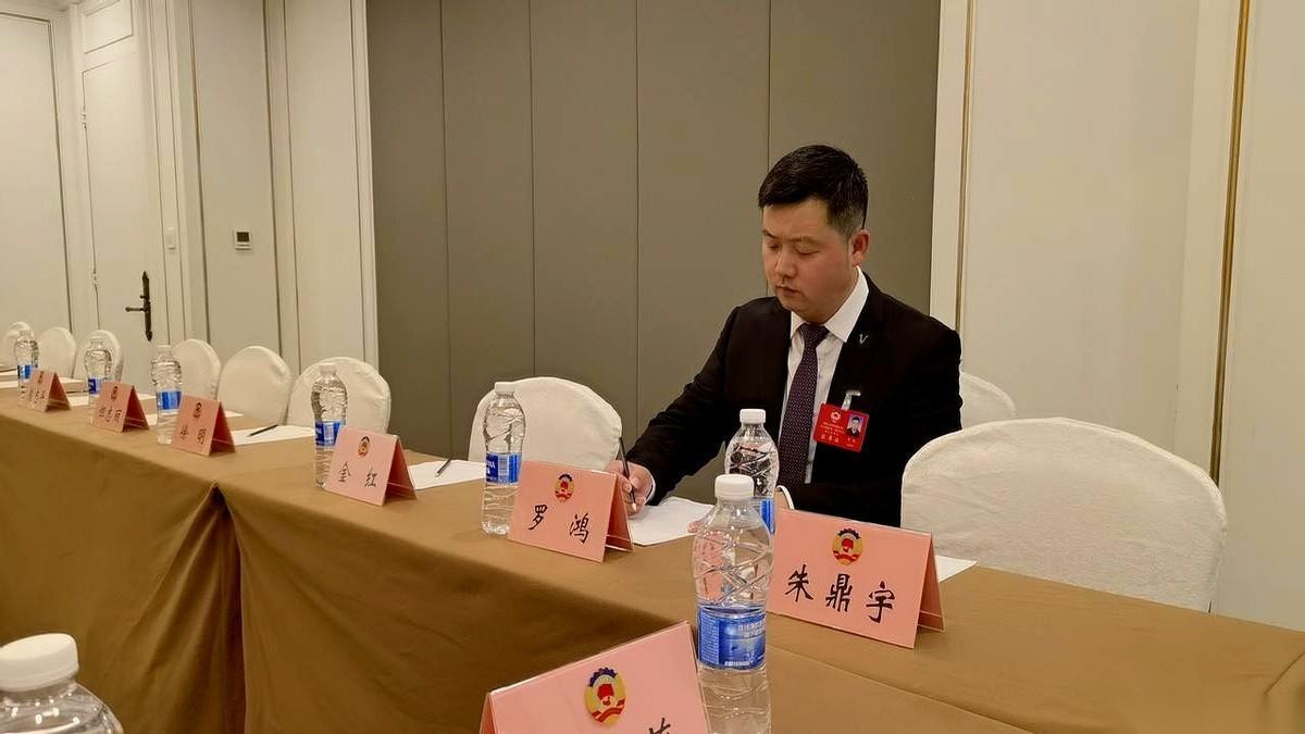 把活人身上的器官，摘下来，安到另一个活人身上。只要俩人没血缘关系，这事儿就该