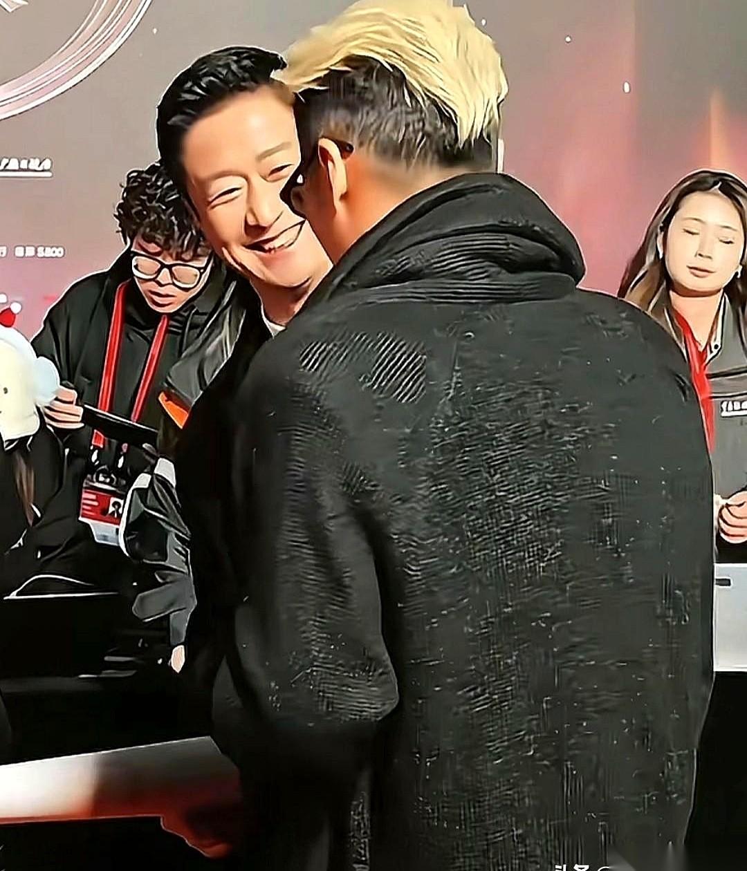 微博之夜那场红毯，最绝的镜头不是哪个女明星，是吴京一头撞上谢霆锋的那个瞬间。一