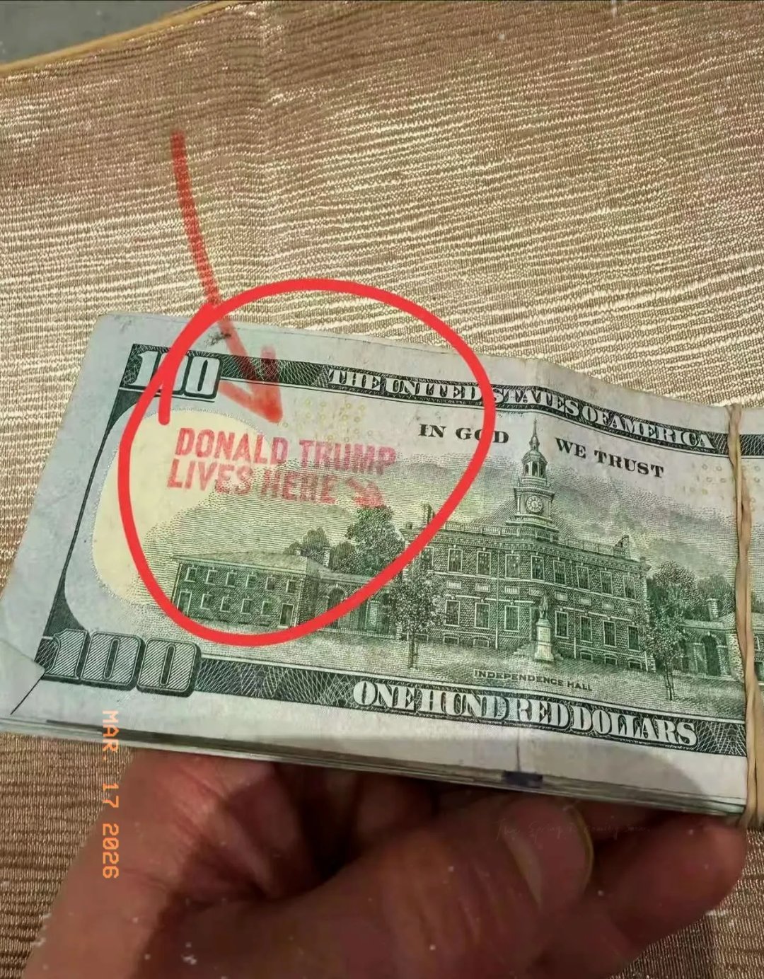 朋友在汕头icon捡了一沓百元美钞，本来以为要发财了，结果仔细一看，每张钞票上都