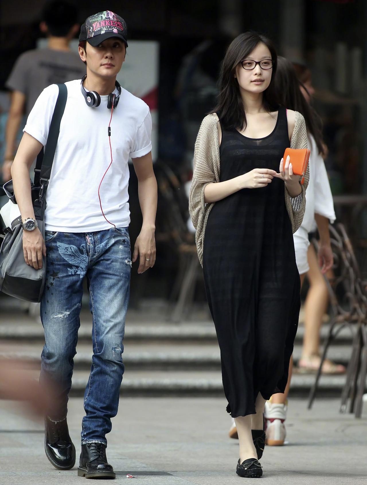2013年，冯绍峰陪倪妮逛街时，两人的街拍合影，倪妮戴着一副黑框眼镜，很像女大学
