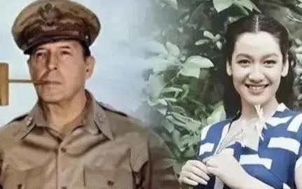 1945年，麦克阿瑟进驻日本后，生活奢靡，行事放纵。执掌日本七年里，堪称“太上皇
