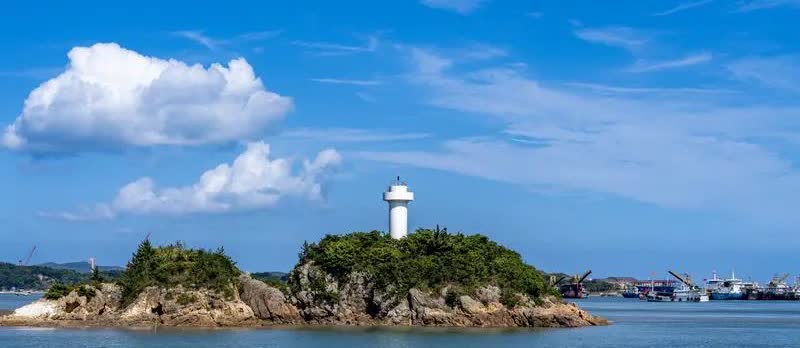 南海、东海或许会打响第一枪。如今美国的目标已然十分明确，那就是击垮中国，其余