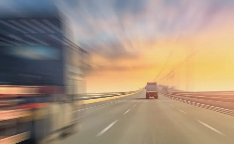 丧尸围城时，人类在加固围墙。无人卡车在城外拉出钢丝绳，开始绞杀。这不是电影。