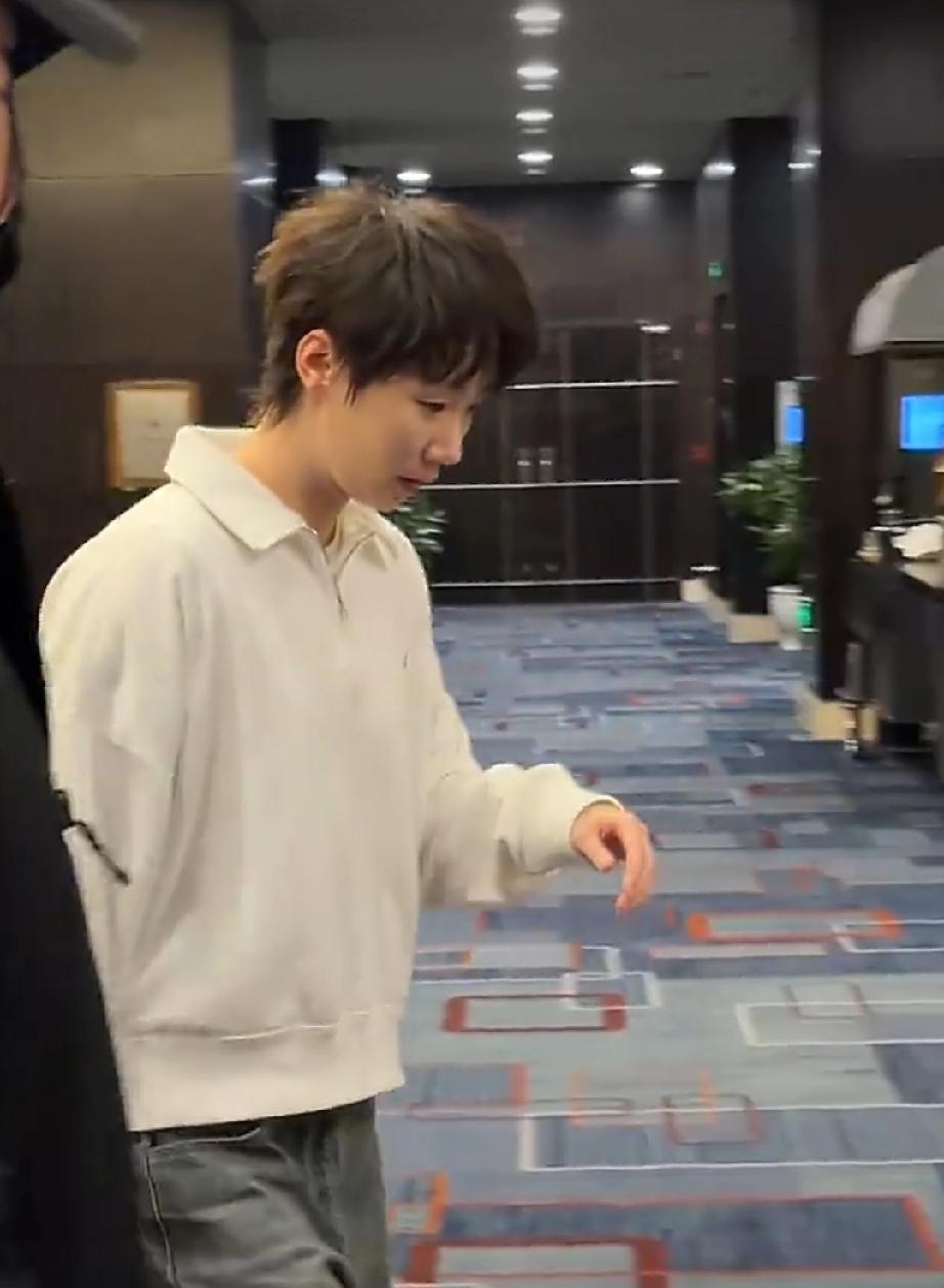 今日九阳见面会结束后，离开现场的王曼昱！今天是穿着一身休闲运动装，做了漂亮发型